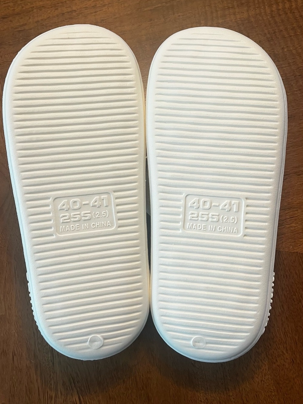 Cream and Green Frog Slide Slippers size 8.5 - Picture 5 of 6